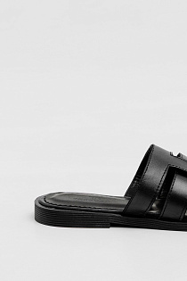 REINA BLACK